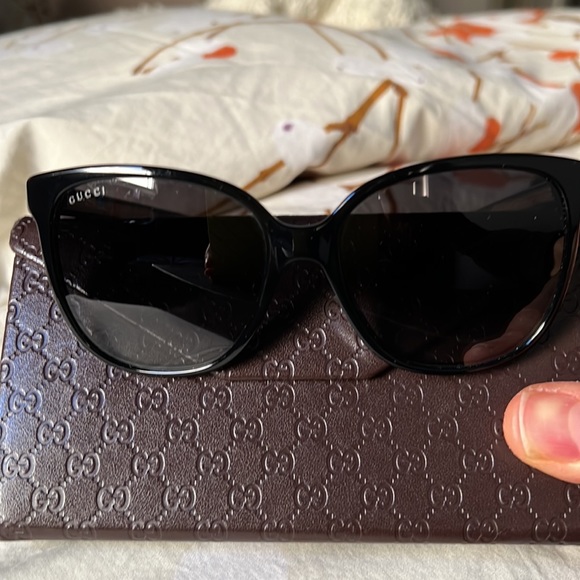 Gucci black sunglasses with gold logo - Picture 8 of 14